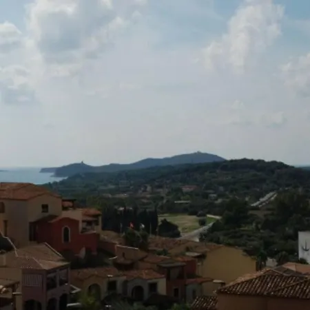 Incantevole Vista Panoramica Sulla Valle E Il Mare *